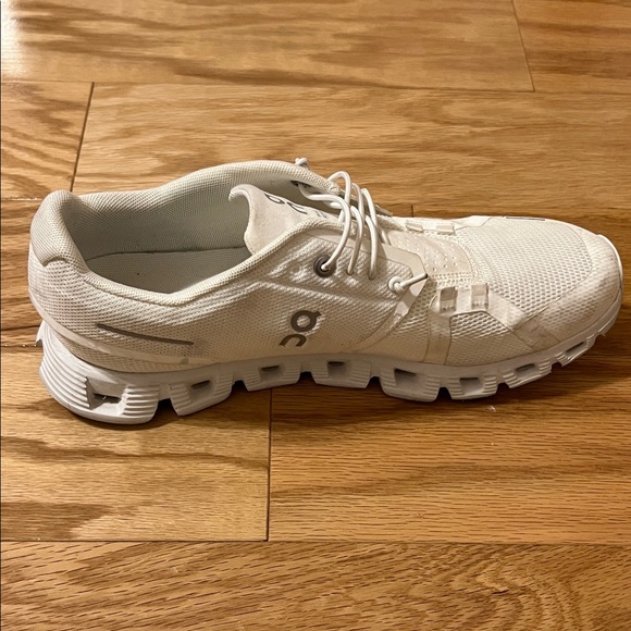 On Cloud white shoes. In great condition. - Picture 9 of 17